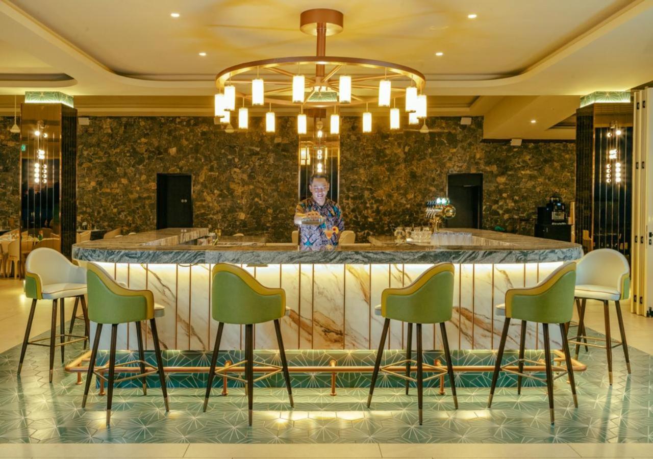 Pelangi Beach Resort&Spa, Langkawi Zewnętrze zdjęcie The bar at the lobby