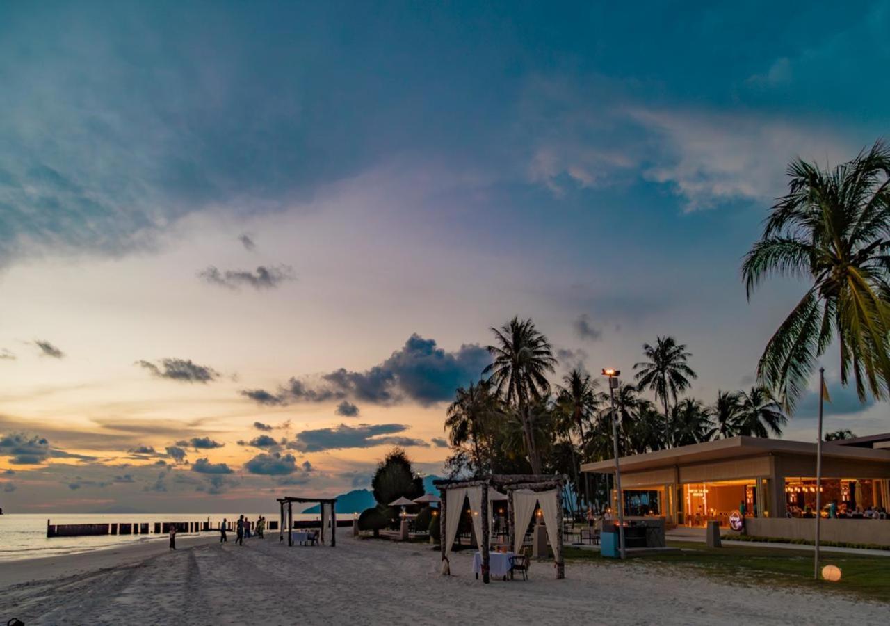 Pelangi Beach Resort&Spa, Langkawi Zewnętrze zdjęcie Sunset at the beach