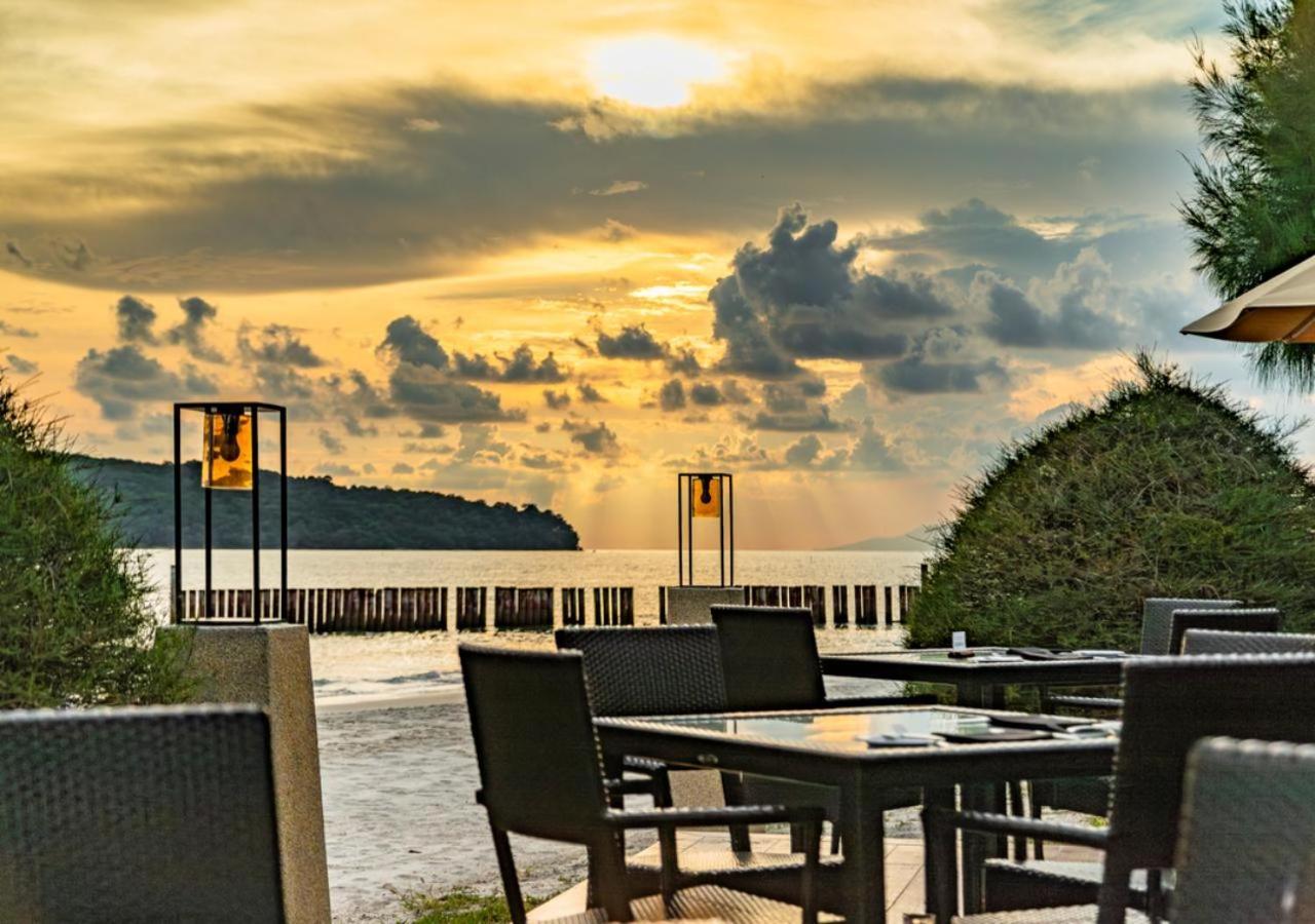 Pelangi Beach Resort&Spa, Langkawi Zewnętrze zdjęcie Sunset at the beach