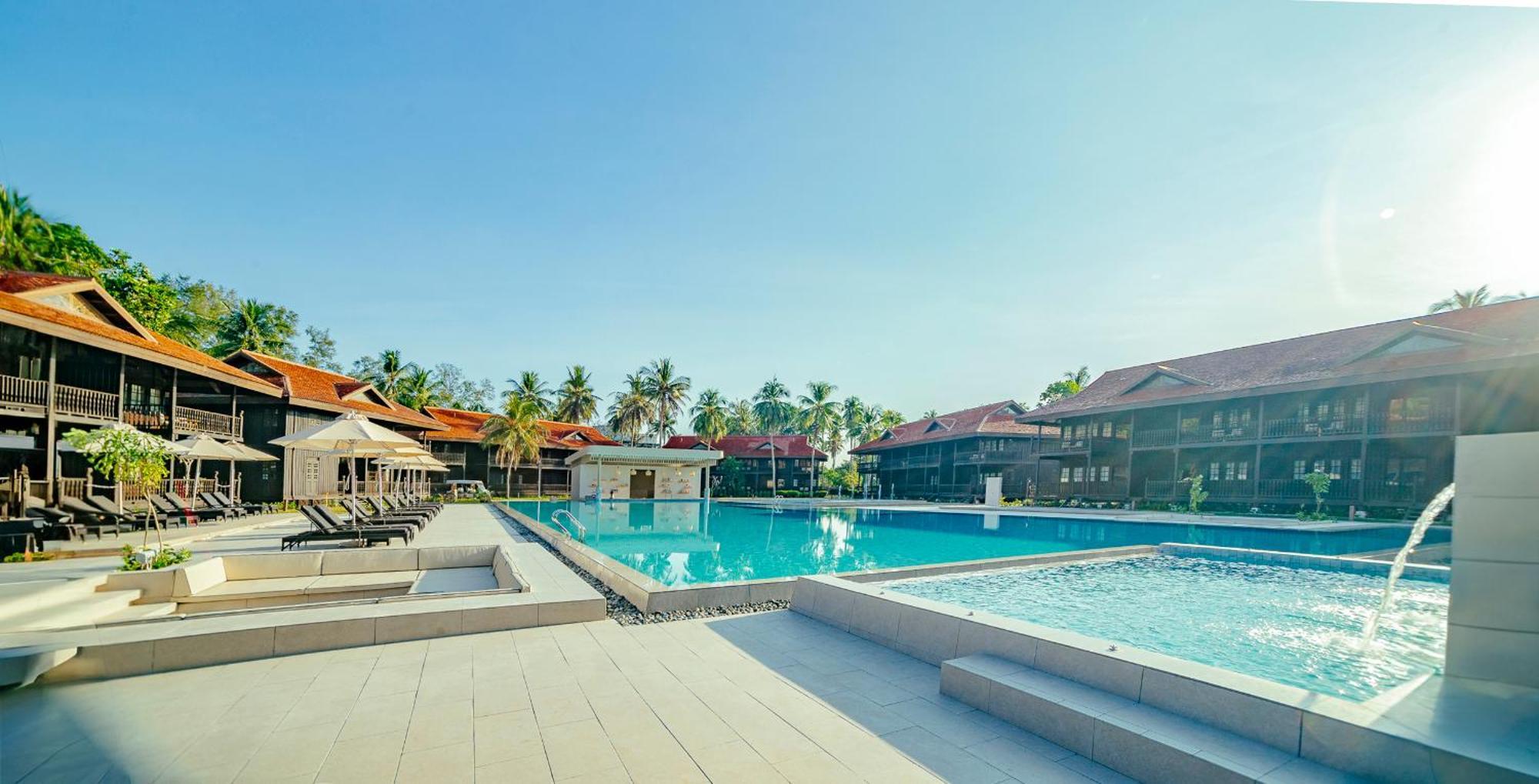 Pelangi Beach Resort&Spa, Langkawi Zewnętrze zdjęcie The swimming pool at the resort